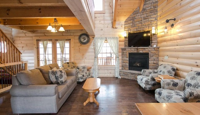 Luxury Cabin with Kitchen, Fireplace, Living Room. Sleeps up to 8