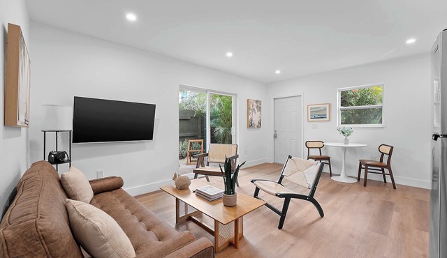 Luxury Condo in Victoria Park w/Free Parking