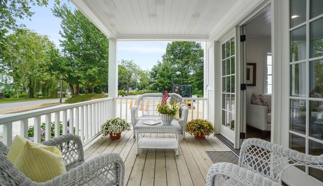 Luxury condo with views & amazing location! Minutes to town and beaches