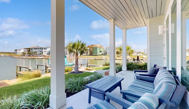 Luxury corner condo with central AC and pool & firepit access