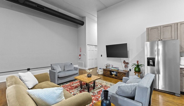 Luxury Downtown Apartment Walk Everywhere Fast WiFi Sleeps 8