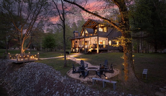 Luxury Living and Premier Fishing on Toccoa River! Hot Tub!