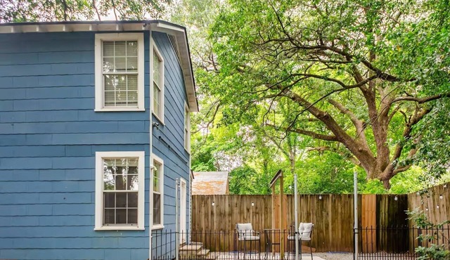 Luxury Loft w XL Shower. Cozy Condo with Private Courtyard/Dog Run & Laundry