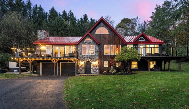 Luxury Log Chalet w/Hot Tub, Games Room & Hill Views ⛰️ - Close to Town!