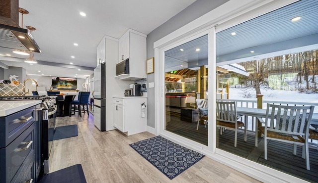 Luxury Ski Lodge: Chef’s Kitchen, Hot Tub, and Fire Pit
