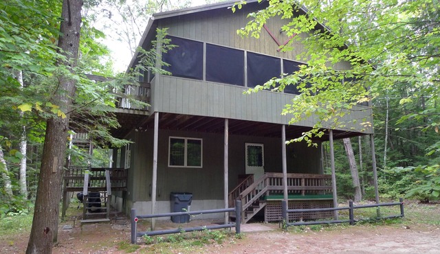 Luxury, Spacious, 4 BR Chalet, 1 Minute walk to beach, lakefront, pools, skiing