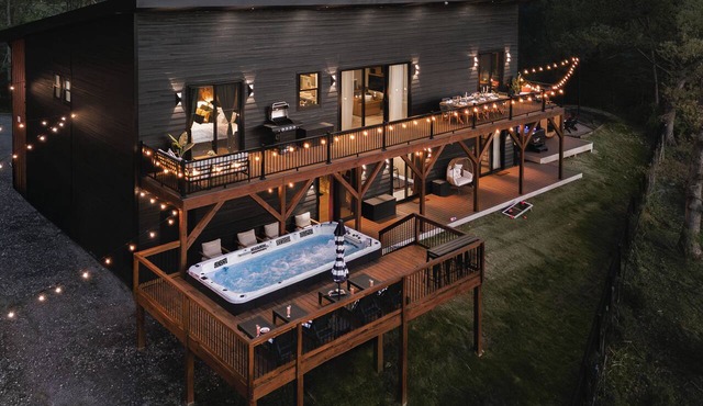 Luxury Speakeasy Pool + Spa + Sauna Hot Tub + Views Sleeps 20