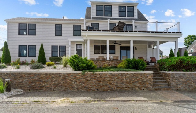 Luxury Water View-Walk to Beach-Central Air 4 Bedroom-Newly Remodeled Sleeps 10