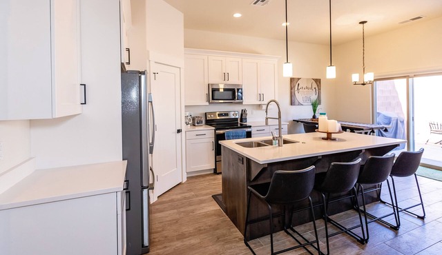 Luxury Zion Escape sleeps 12 *Private Hot Tub*