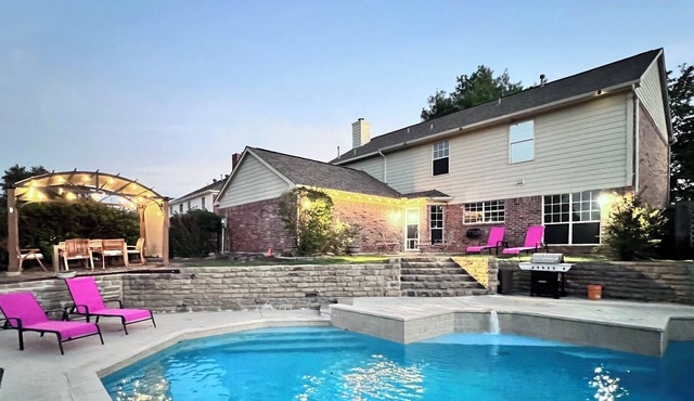 Magic Oasis, Pool, Pavilion on large lot, Fantastic View, Sleep 16