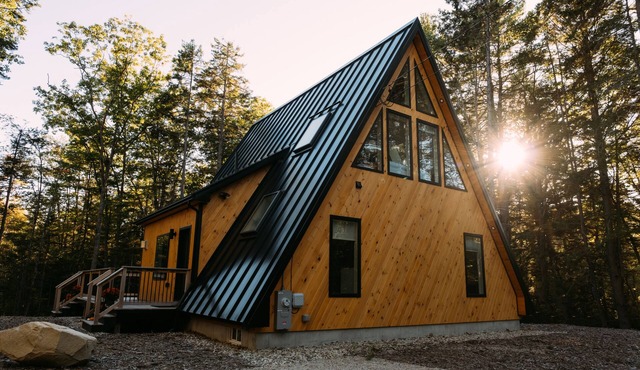 Maine Frame: Cozy Retreat in the Freeport Woods