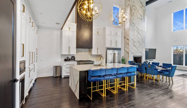 Majestic 6BR Sleeps 24 w BBQ, Hot Tub, Downtown Skyline Views, Movie Theater