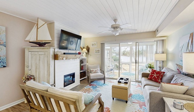 Mallard Lakes townhouse in peaceful community with pool, hot tub, fishing pier