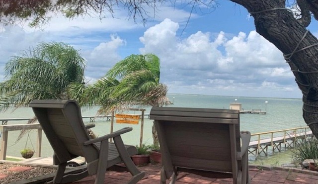 MAXWELL 2BDRMBATH SUITE-NICEOUTDOOR KITCHENONLY-PVT LIGHTED PIER ON BAFFIN BAY