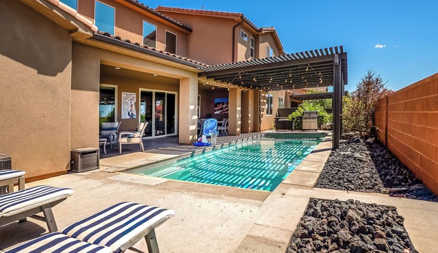 Million Dollar View: Private Pool, Paradise Village, Theater, 6 Master Suites!