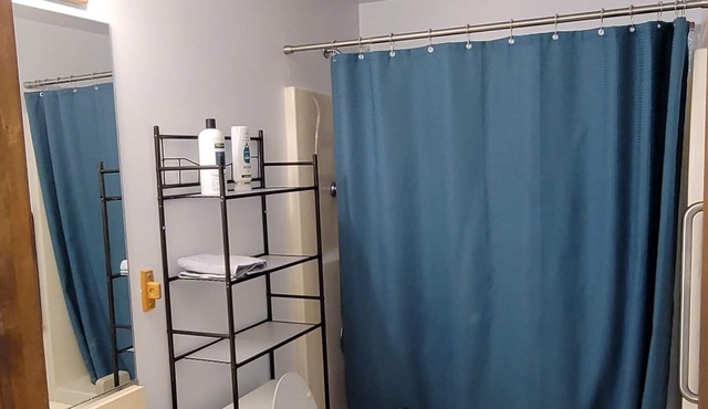 Minutes from Niagara Falls state park, Air Base, Shopping Centers, Universities!