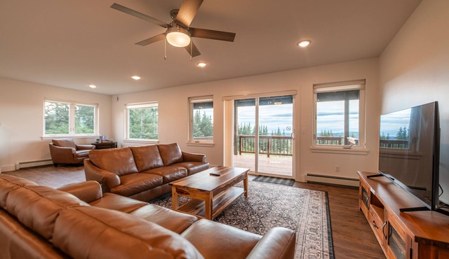 Misty Ridge ·Modern Home with mountain views, managed by Baycrest Lodge