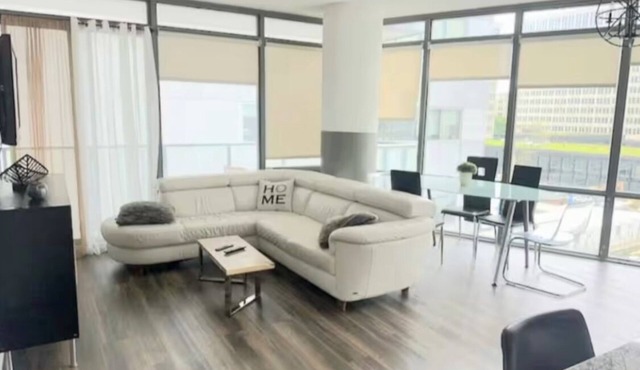 Modern 2-bedroom 2 bathroom condo with AC in downtown Toronto-Bay st & College