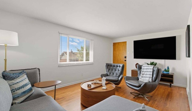Modern 2 BR Bellevue Retreat – Near Stadiums & Downtown