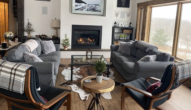 Modern, Amazing Views, Game Room, Barrel Sauna, Outdoor Igloo & Free Firewood!