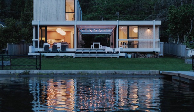 Modern Architect-Designed Lakefront House