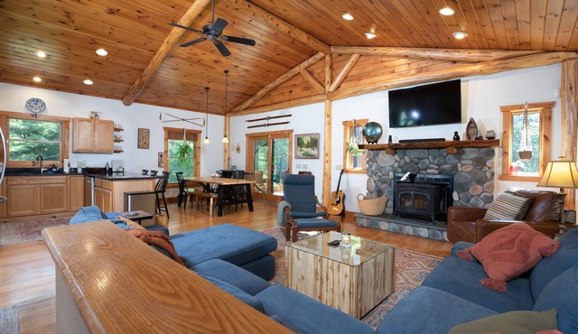 Modern Cabin w/Hot Tub-Minutes to Lakes & Skiing