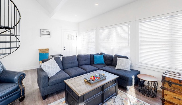 Modern cottage with shared pool, fast WiFi, loft, gas fireplace, fire pit, & W/D