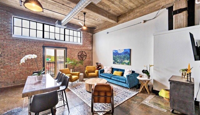 Modern Downtown Domicile