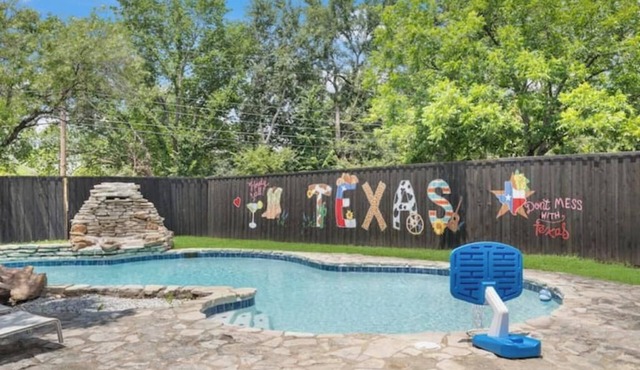 Modern house by ATT,6 flags-DFW-downtown Dallas