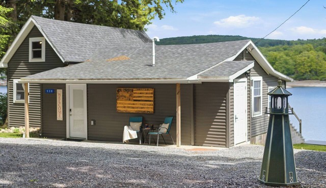 Modern Lake Retreat, Sleeps 8, 5 min to Colgate