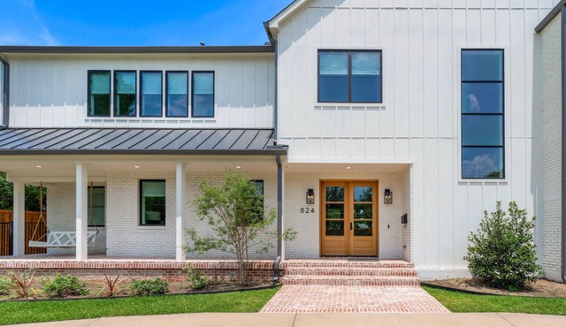 Modern Luxury Home on .5 Acres 30 Min. from MAJOR INTERNATIONAL SPORTING EVENT Stadium - sleeps 15!