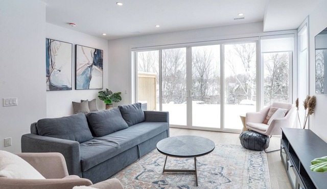 Modern Luxury Resort Villa on Muskoka Bay Golf Course - 5 min from Lake Muskoka!