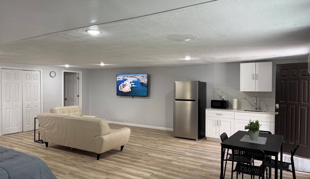 Modern Open Studio - 3 Beds - 2 queens & 1–Full Sleeps 6- Near Local Attractions in Marksville