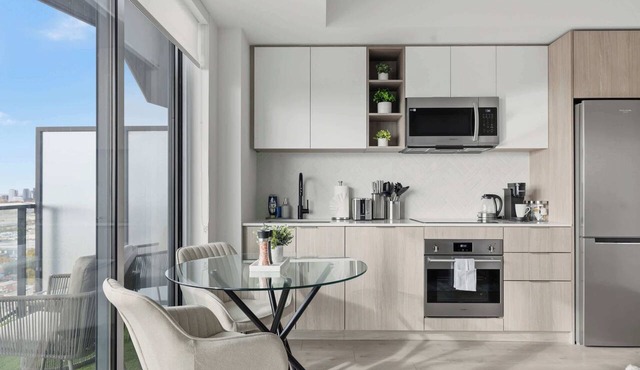 Modern Queensway Studio | Fast Transit Access in Toronto