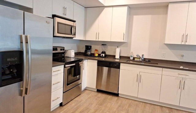 Modern Resort Inspired 2BR Apt w/Pool/gym/hot Tub