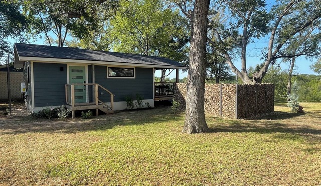 ~Modern River Valley Retreat with Private Hot Tub, walkable to Downtown Bastrop