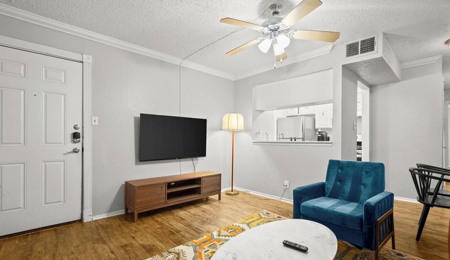 Modern Studio King Bed Downtown Austin near UT