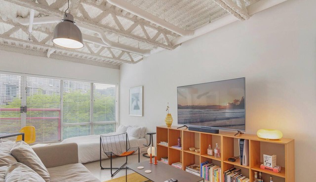 Modern & Stylish Studio Flat - Right off Main St.