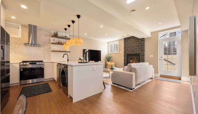 Modern Suite, Sleeps 6, Private Entry,Free Parking, 40 min to Downtown Toronto .