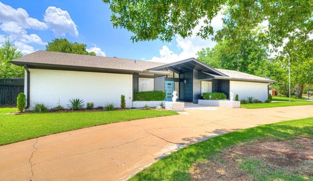 Modern Urban Retreat With Hot Tub. Close to major popular restaurants.