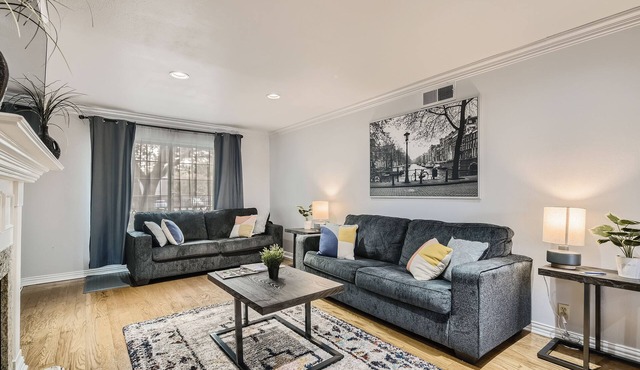 Modern Woodland Stay – 5 Min from UT Southwestern