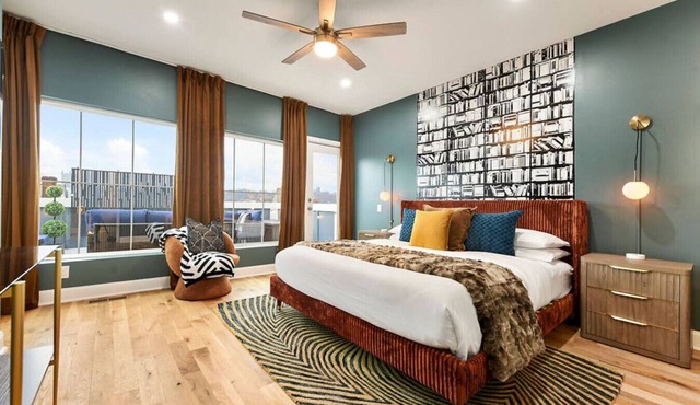 Moody Skyline Views | Rooftop Firepit + 3 Ensuites