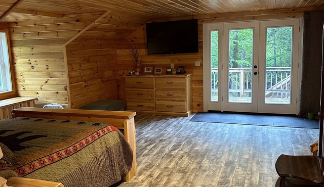 Moosehead Lake Retreat. Spacious Log Cabin, Lake Access, Close to Trails