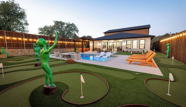 Mothership Arlington: Walk to World Cup: Pool Heated Spa Mini Golf Games & More