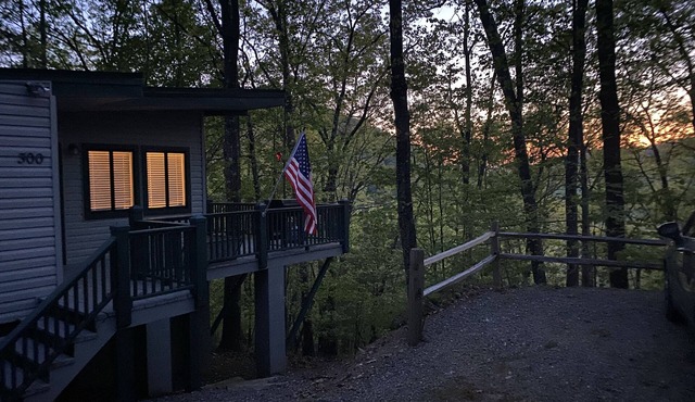 Mountain Cabin in the woods-Tranquil Setting-2 bed 2 bath-Private-Deck-Views