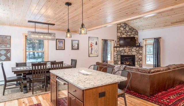 Mountain Chalet with hot tub and game room
