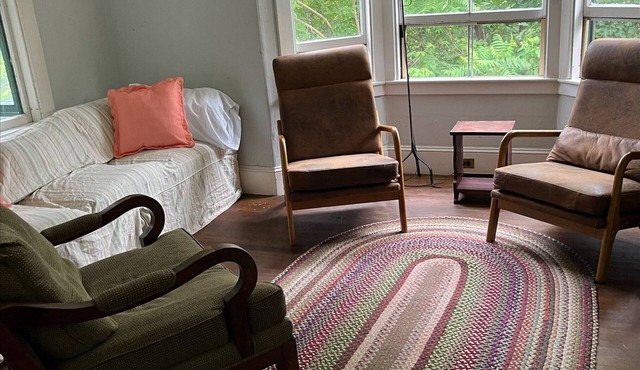 Mountain cottage. 4-bdrm cottage in the White Mountains with hiking trails.