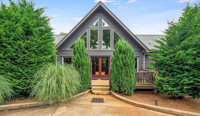 Mountain Retreat at Rumbling Bald - Hot Tub, Firepit, Resort Amenities, Sleeps 8