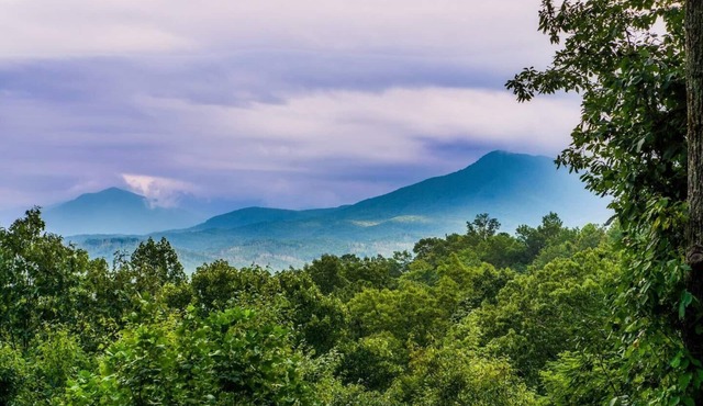 Mountain View Log Cabin: 5 Min to DT Gatlinburg! Game Room| Resort Pool| Hot Tub