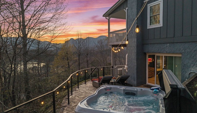 MOUNTAIN VIEWS + HOT TUB + COMMUNITY BEACH + GAME ROOM/FAMILY RETREAT